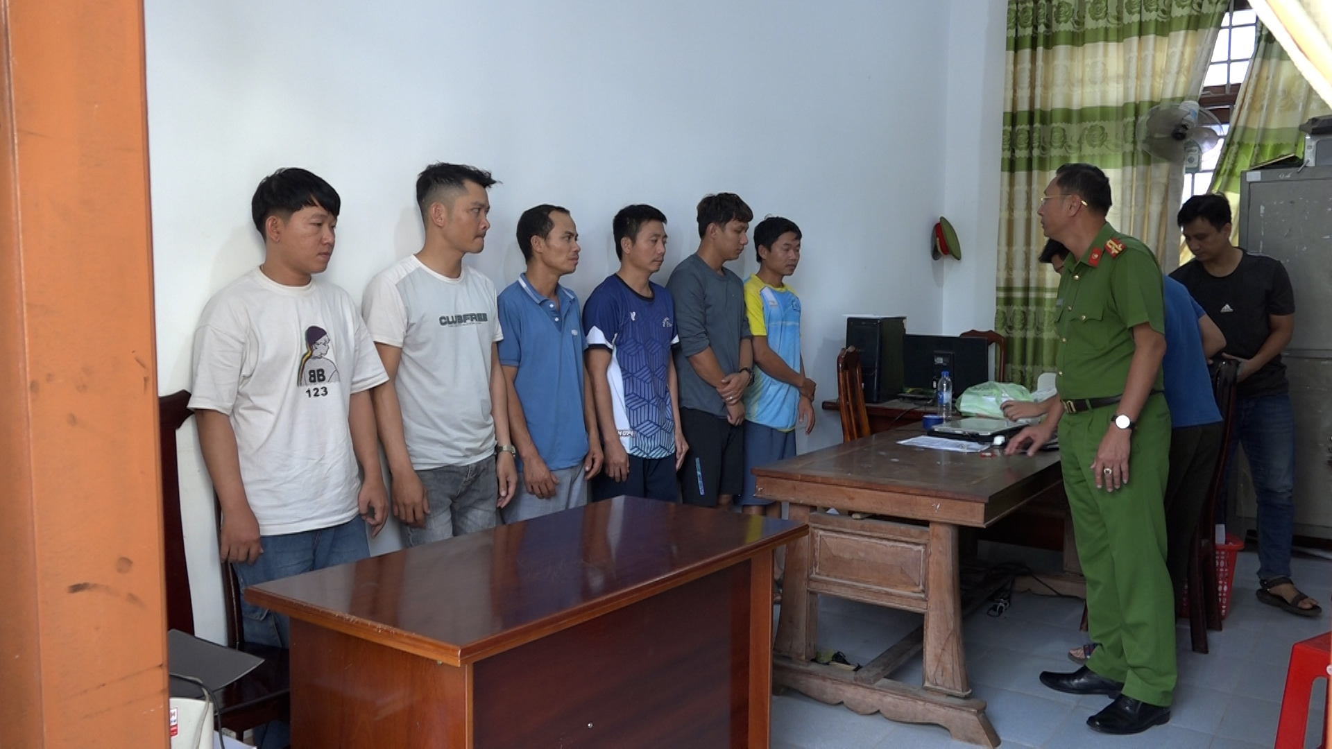 Lực lượng Cảnh sát hình sự Công an huyện Ea Súp triệt phá thành công đường dây cá độ bóng đá qua mạng